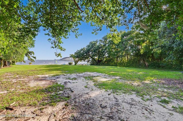 201 Front Beach Drive, Ocean Springs, MS 39564