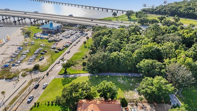 201 Front Beach Drive, Ocean Springs, MS 39564