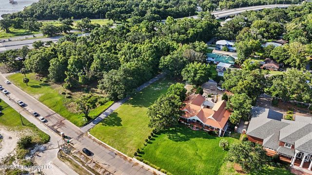 201 Front Beach Drive, Ocean Springs, MS 39564