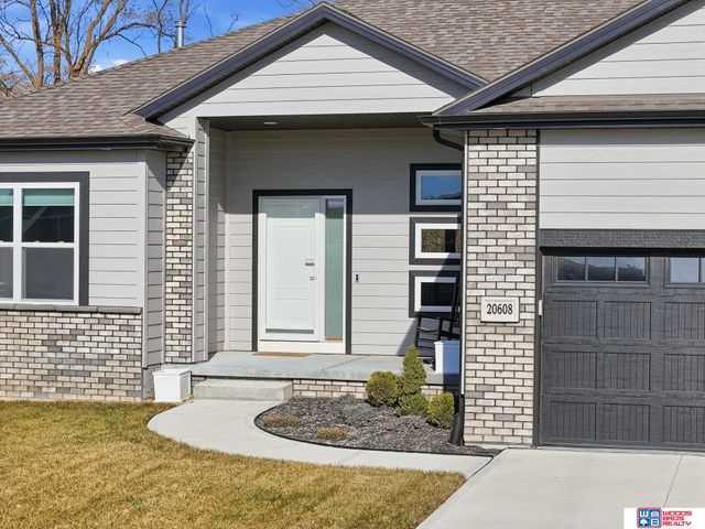 20608 Camelback Avenue, Gretna, NE 68028