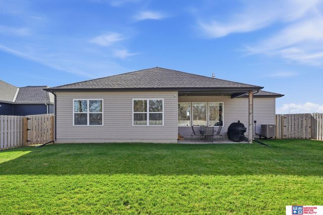 20608 Camelback Avenue, Gretna, NE 68028