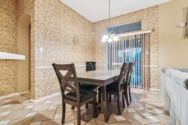 621 Candle Meadow Boulevard, Desoto, TX 75115