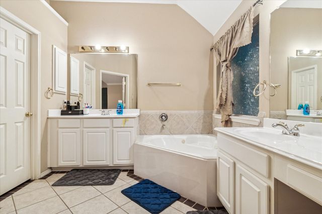 621 Candle Meadow Boulevard, Desoto, TX 75115