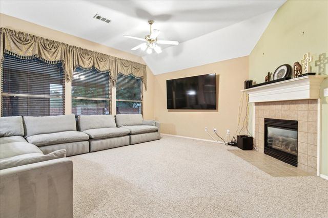 621 Candle Meadow Boulevard, Desoto, TX 75115