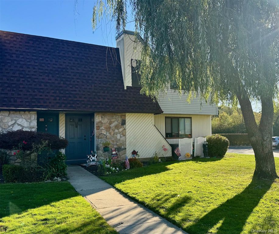 49 Pointe Circle S 49, Coram, NY 11727