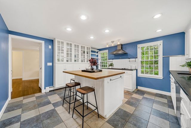 6 Brewster Rd, Wayland, MA 01778