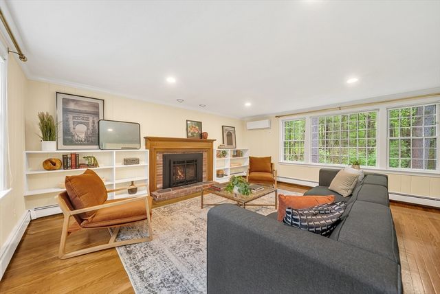 6 Brewster Rd, Wayland, MA 01778