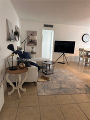 1100 NE 1st Ct 103, Hallandale Beach, FL 33009