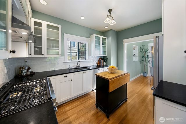 2320 Nob Hill Avenue N, Seattle, WA 98109
