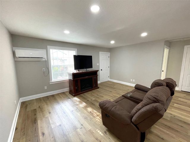 520 Avenue E, Conroe, TX 77301