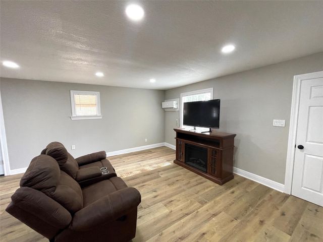 520 Avenue E, Conroe, TX 77301