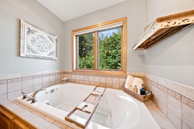 605 Knollwood Drive, Hudson, WI 54016