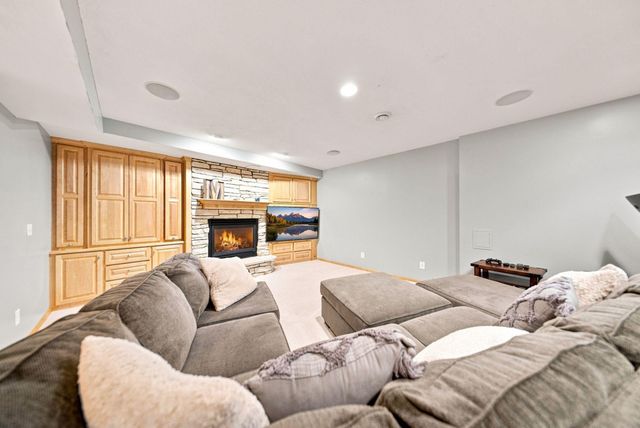 605 Knollwood Drive, Hudson, WI 54016