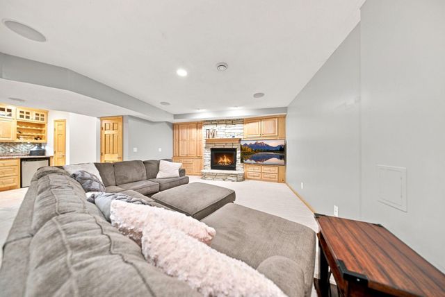 605 Knollwood Drive, Hudson, WI 54016