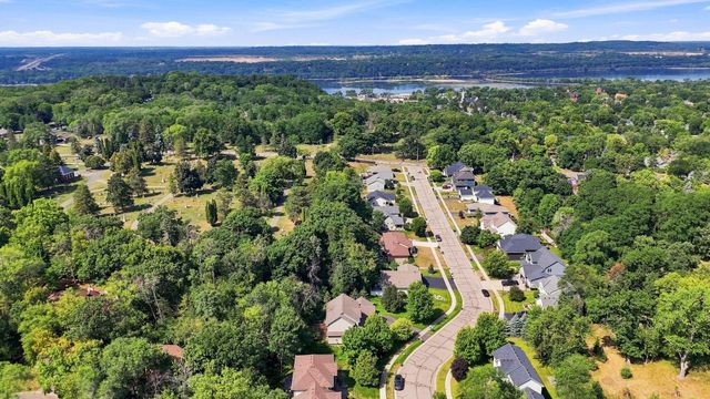 605 Knollwood Drive, Hudson, WI 54016