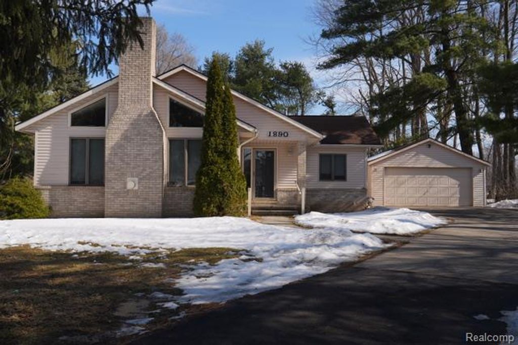 1890 Welch Road, Commerce Charter Township, MI 48390