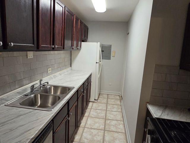 212 Shorewood Drive 2D, Glendale Heights, IL 60139