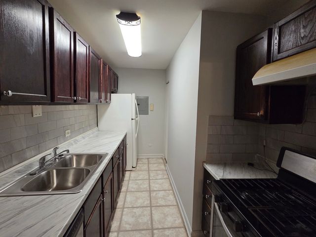 212 Shorewood Drive 2D, Glendale Heights, IL 60139