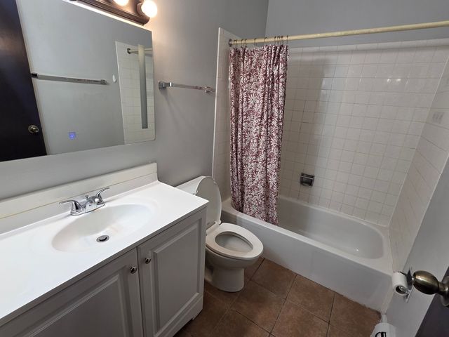 212 Shorewood Drive 2D, Glendale Heights, IL 60139