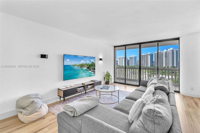 1000 W Island Blvd 1206, Aventura, FL 33160