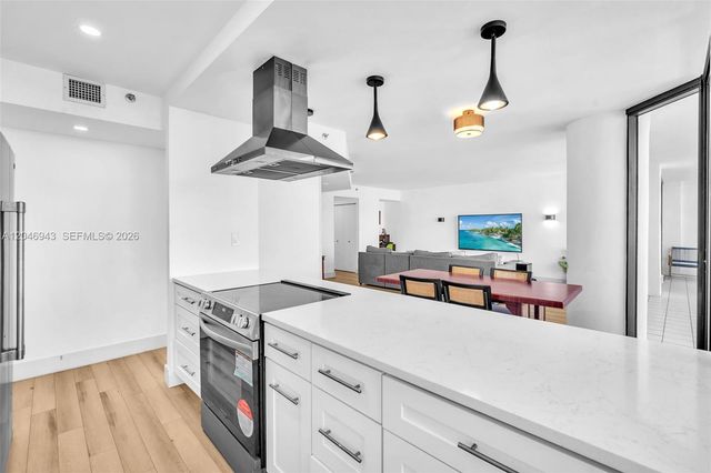 1000 W Island Blvd 1206, Aventura, FL 33160