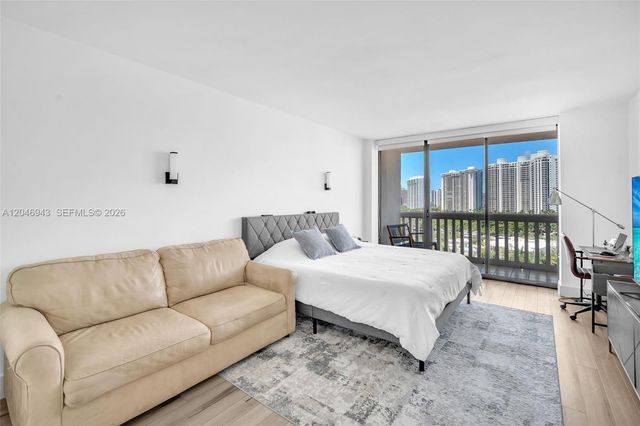 1000 W Island Blvd 1206, Aventura, FL 33160