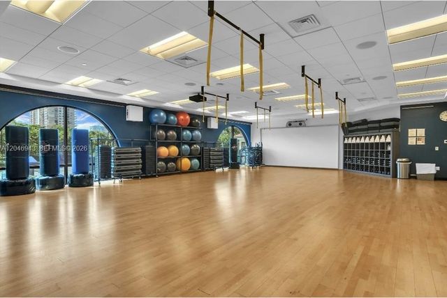 1000 W Island Blvd 1206, Aventura, FL 33160