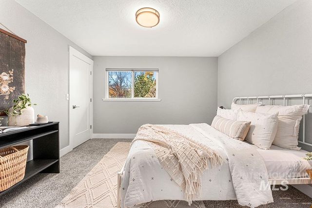 670 S Berwick Dr, Boise, ID 83706