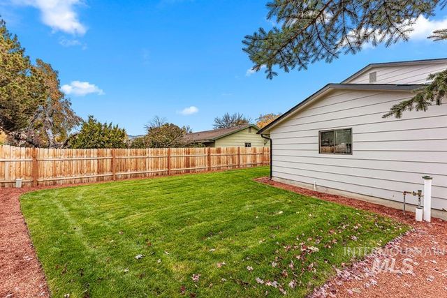 670 S Berwick Dr, Boise, ID 83706