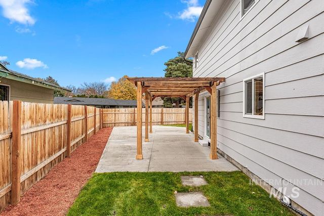 670 S Berwick Dr, Boise, ID 83706