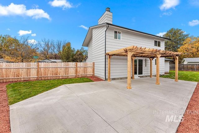 670 S Berwick Dr, Boise, ID 83706