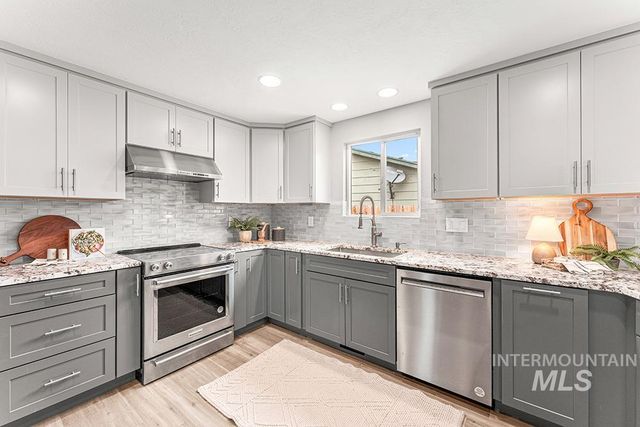 670 S Berwick Dr, Boise, ID 83706