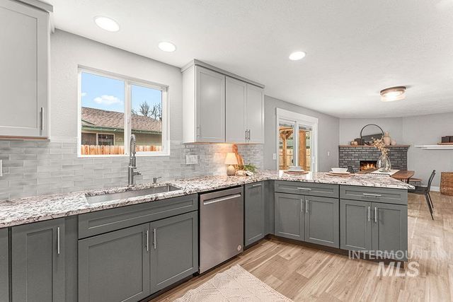 670 S Berwick Dr, Boise, ID 83706