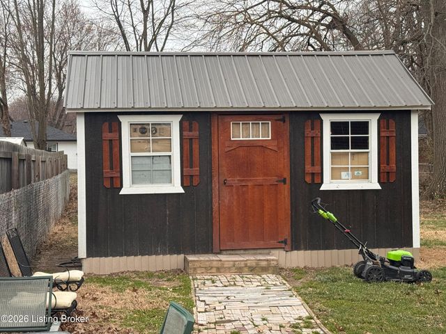 8601 Robbins Rd, Louisville, KY 40258