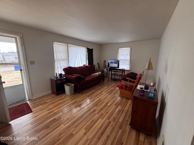 8601 Robbins Rd, Louisville, KY 40258