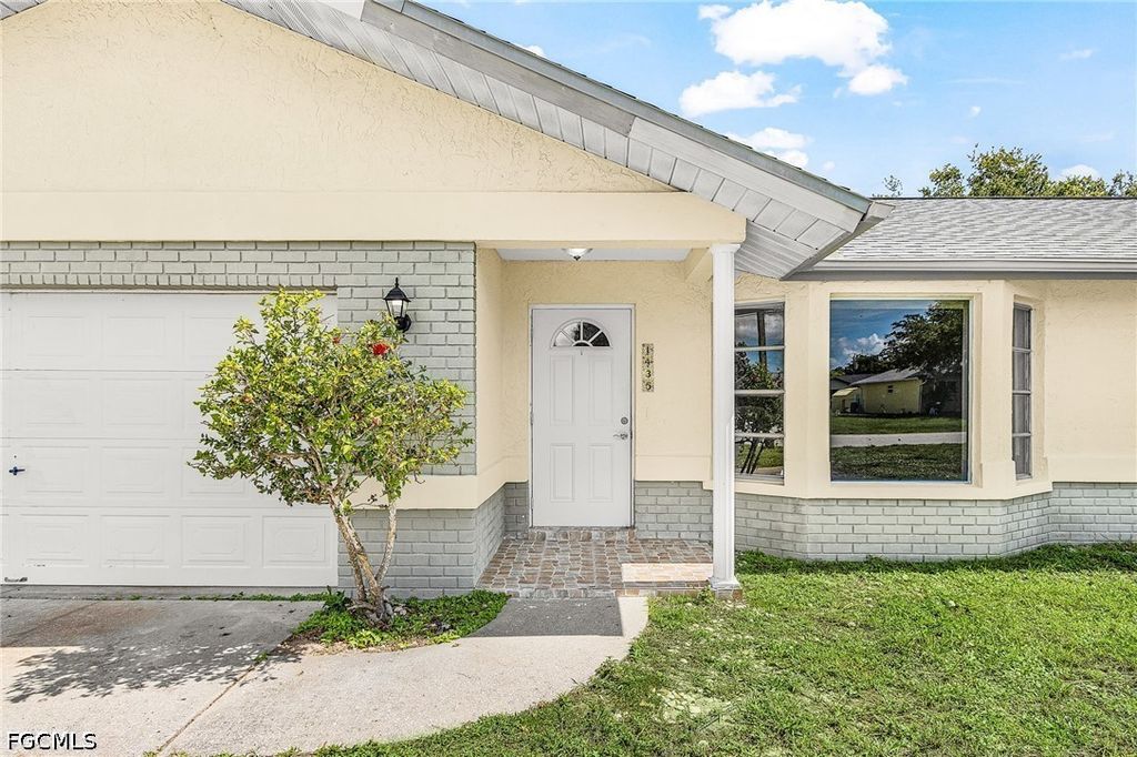 Image 3 of property listing at 1435 SE 14th ST, Cape Coral, FL 33990