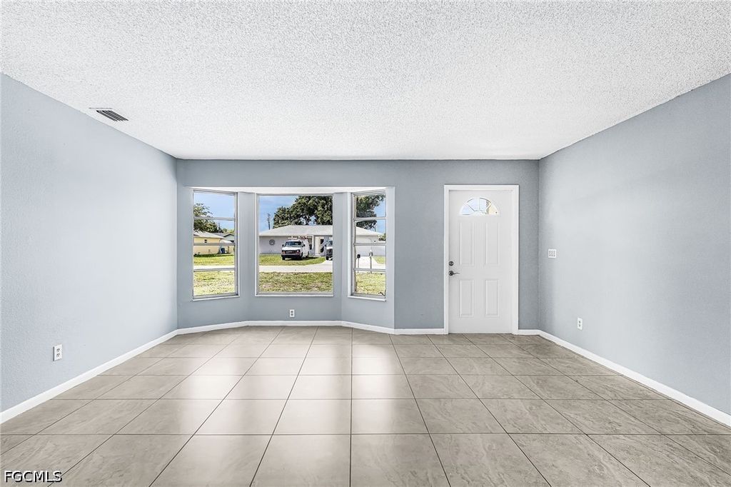 Image 4 of property listing at 1435 SE 14th ST, Cape Coral, FL 33990