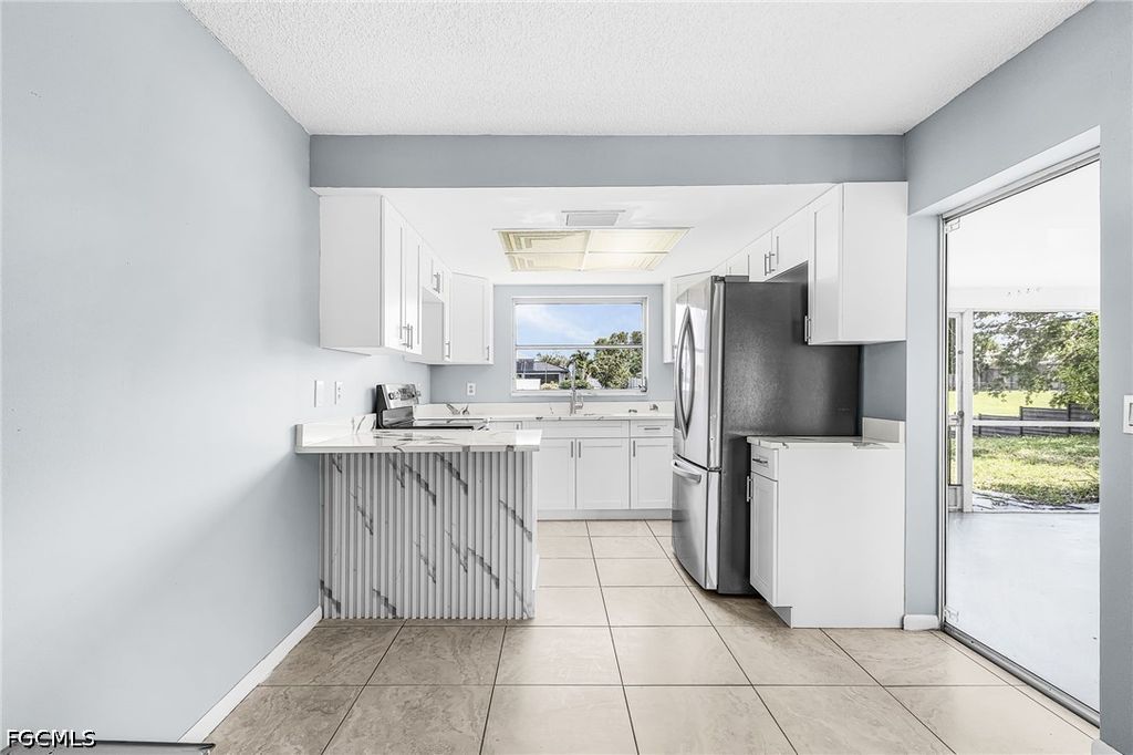 Image 7 of property listing at 1435 SE 14th ST, Cape Coral, FL 33990