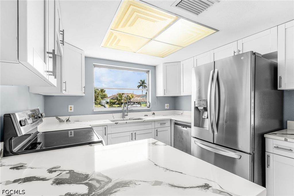 Image 8 of property listing at 1435 SE 14th ST, Cape Coral, FL 33990