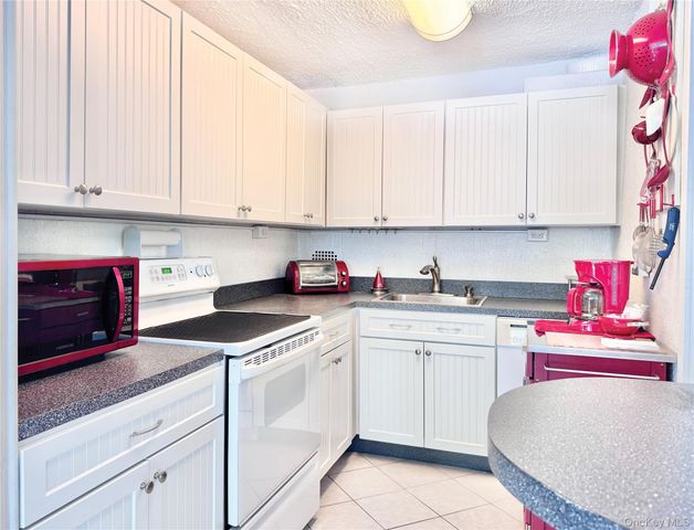 10-10 166 Street 3A, Beechhurst, NY 11357