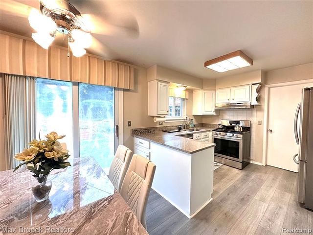6942 Leslee Crest Drive, West Bloomfield, MI 48322