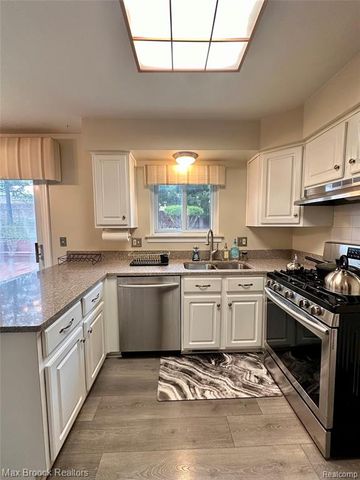 6942 Leslee Crest Drive, West Bloomfield, MI 48322