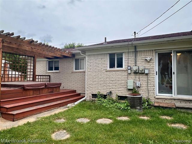 6942 Leslee Crest Drive, West Bloomfield, MI 48322