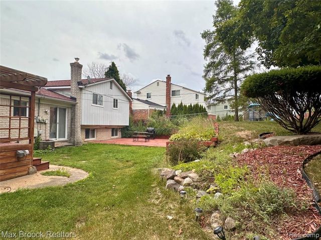 6942 Leslee Crest Drive, West Bloomfield, MI 48322