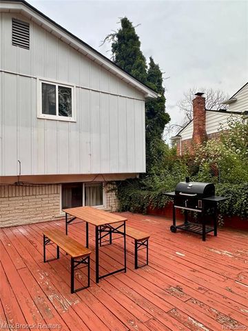 6942 Leslee Crest Drive, West Bloomfield, MI 48322