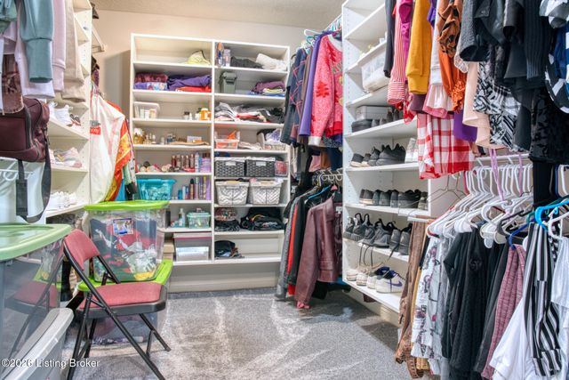 7220 Oakburn Dr, Louisville, KY 40258