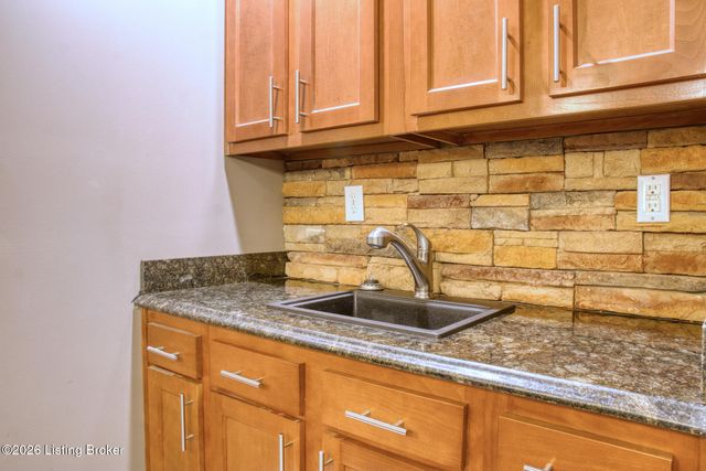 7220 Oakburn Dr, Louisville, KY 40258