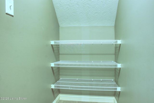 7220 Oakburn Dr, Louisville, KY 40258