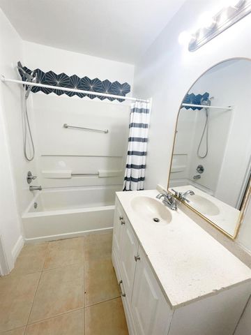 815 W Boynton Beach Boulevard 4-102, Boynton Beach, FL 33426