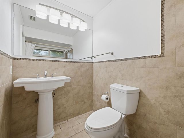 1680 NE 34TH Lane, Oakland Park, FL 33334